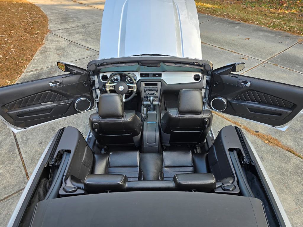 2010 Ford Mustang Image 5