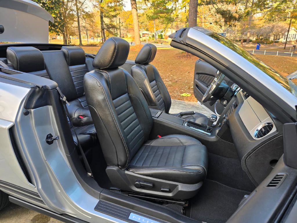 2010 Ford Mustang Image 6