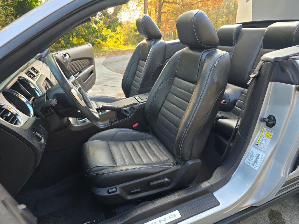 2010 Ford Mustang Image 7