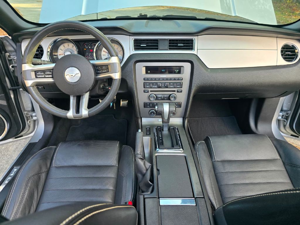 2010 Ford Mustang Image 8