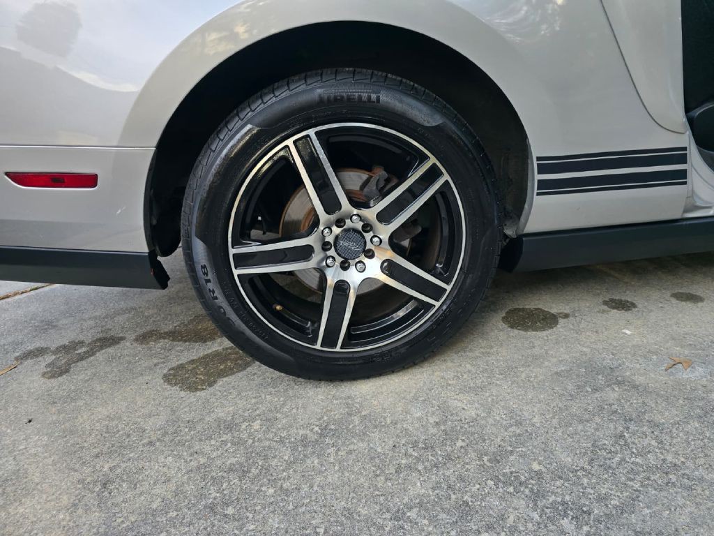 2010 Ford Mustang Image 12