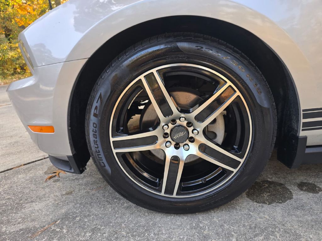 2010 Ford Mustang Image 14