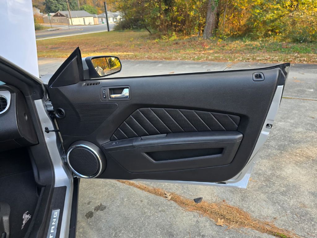 2010 Ford Mustang Image 17