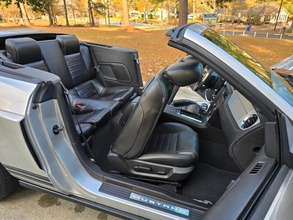 2010 Ford Mustang Image 18