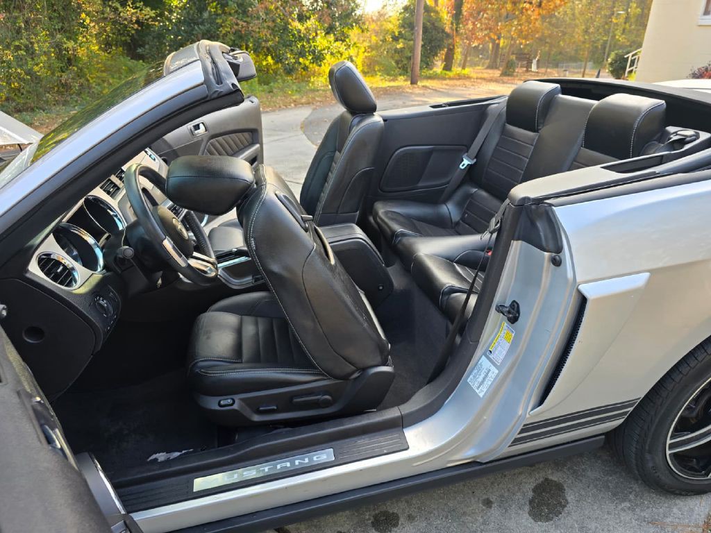 2010 Ford Mustang Image 20