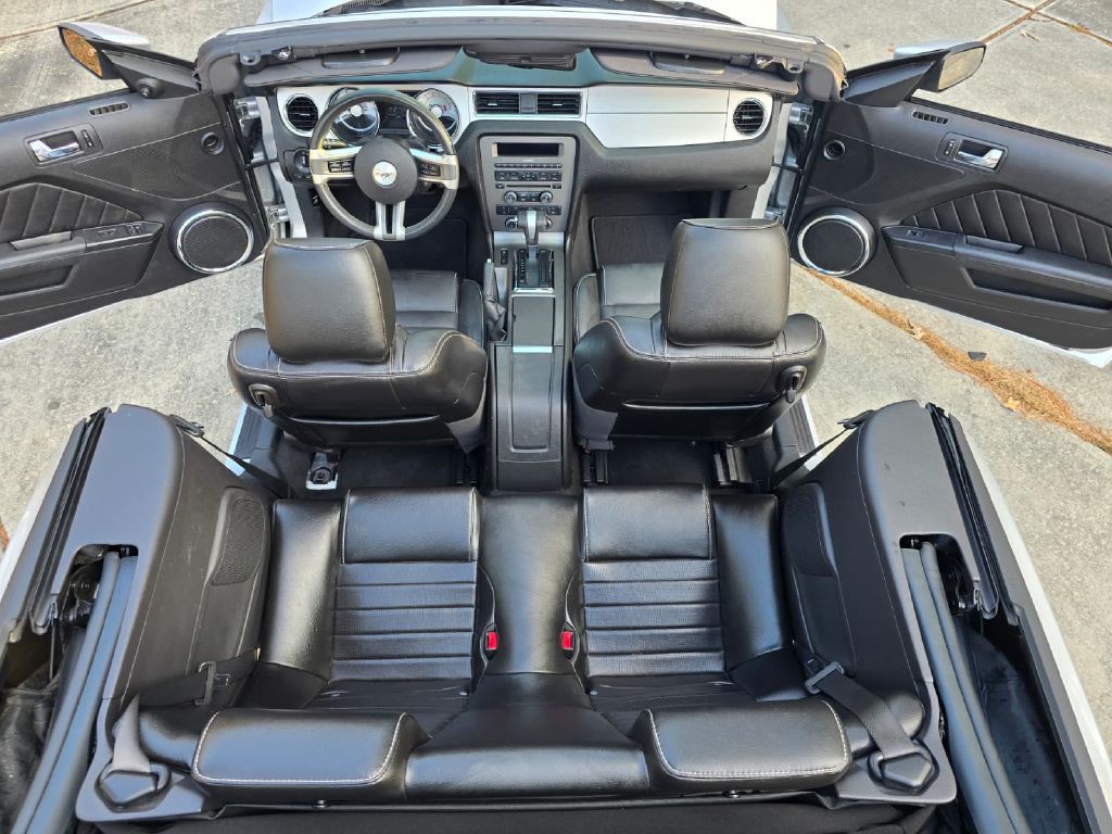 2010 Ford Mustang Image 21