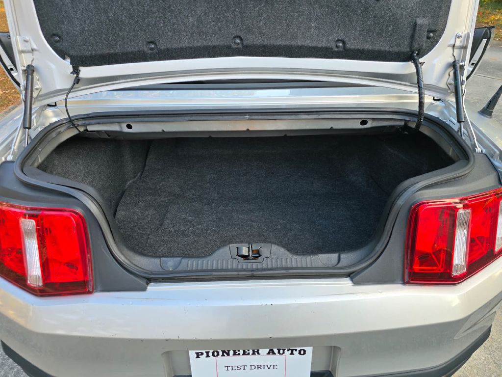 2010 Ford Mustang Image 23