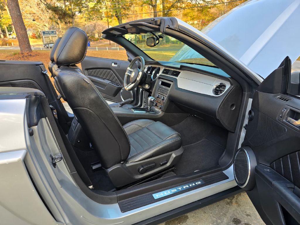 2010 Ford Mustang Image 24