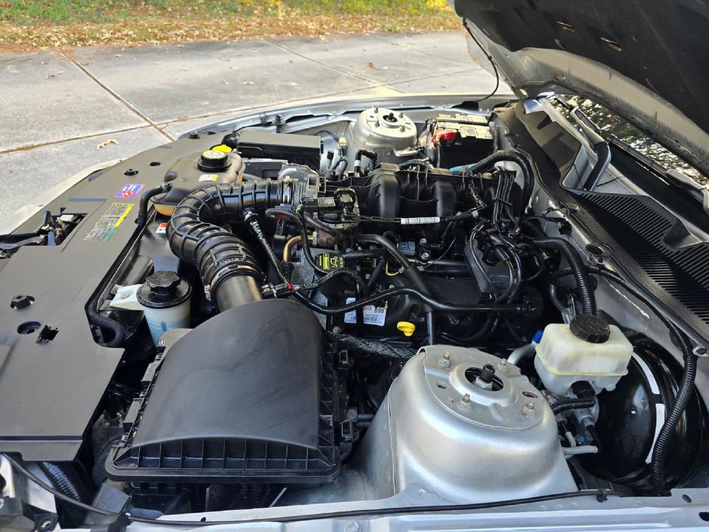 2010 Ford Mustang Image 25