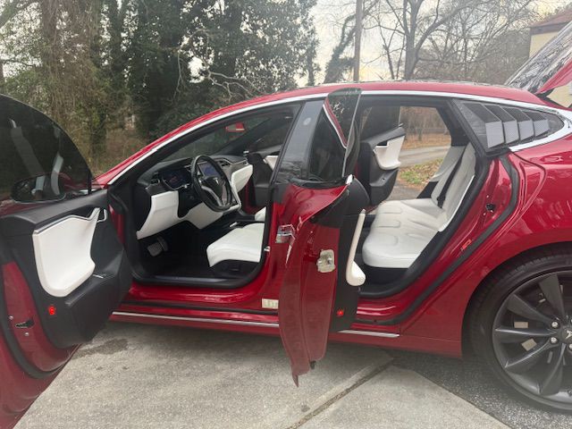 2017 Tesla Model S Image 27