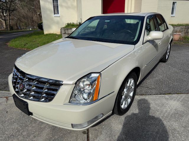 2011 Cadillac DTS Image 2