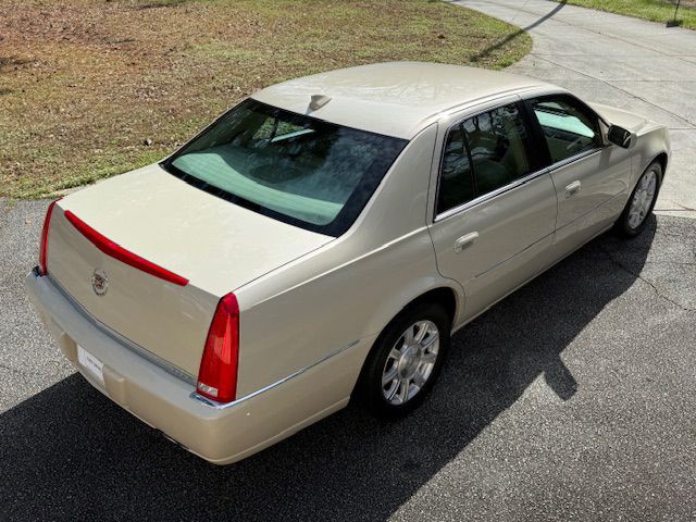 2011 Cadillac DTS Image 4