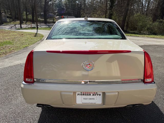 2011 Cadillac DTS Image 6