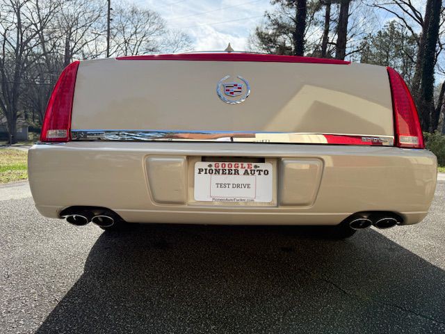 2011 Cadillac DTS Image 13