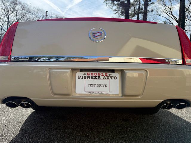 2011 Cadillac DTS Image 14