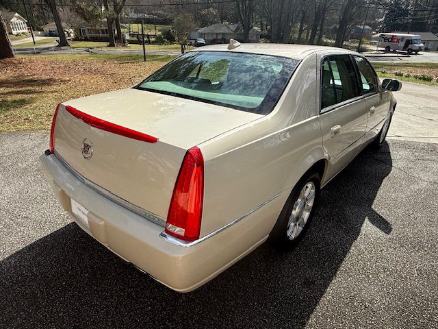 2011 Cadillac DTS Image 16