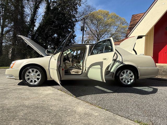 2011 Cadillac DTS Image 24