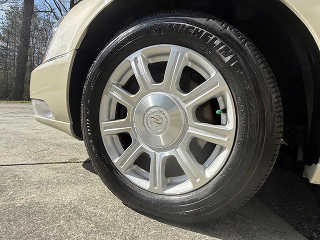 2011 Cadillac DTS Image 25