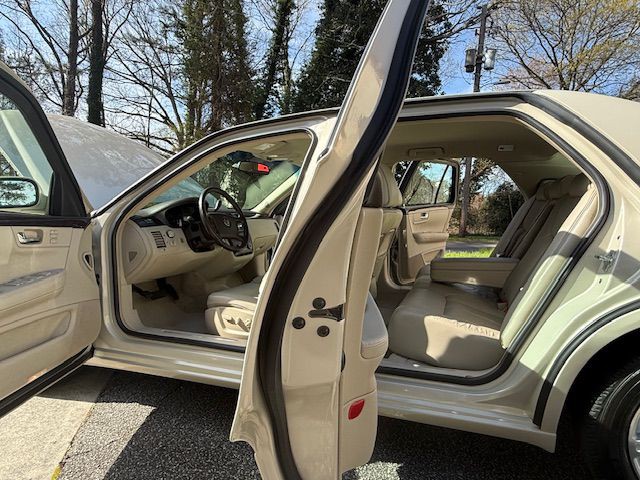 2011 Cadillac DTS Image 26