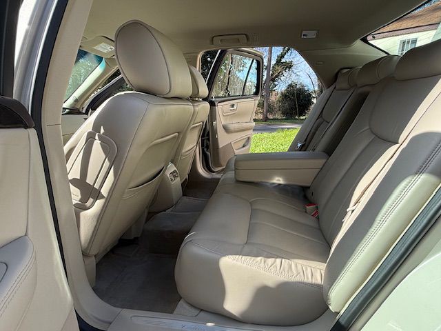 2011 Cadillac DTS Image 28