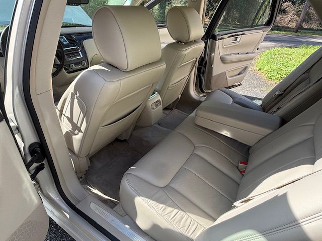 2011 Cadillac DTS Image 29