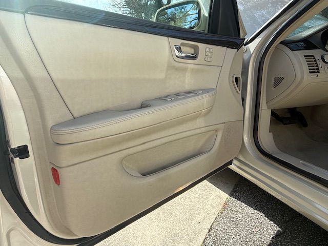 2011 Cadillac DTS Image 31