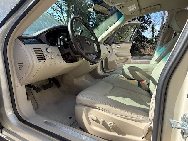 2011 Cadillac DTS Image 35