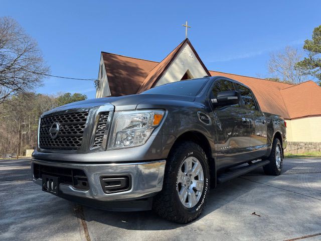 2017 Nissan Titan Image 1