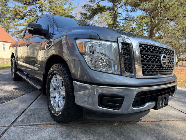 2017 Nissan Titan Image 3