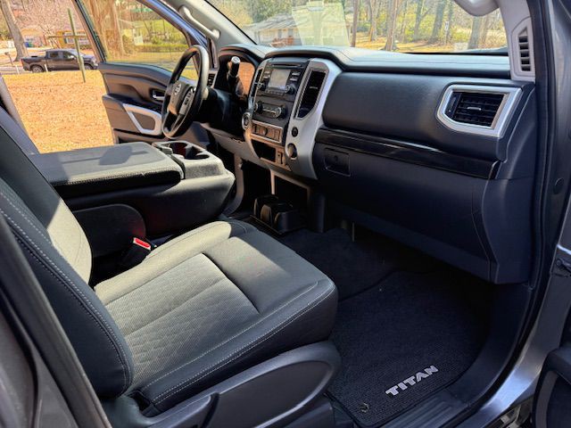 2017 Nissan Titan Image 9