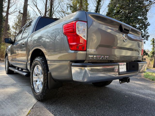 2017 Nissan Titan Image 16
