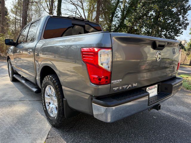 2017 Nissan Titan Image 17