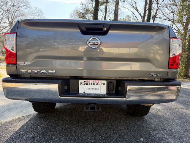 2017 Nissan Titan Image 19