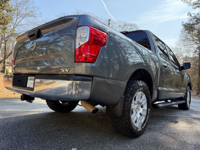 2017 Nissan Titan Image 20