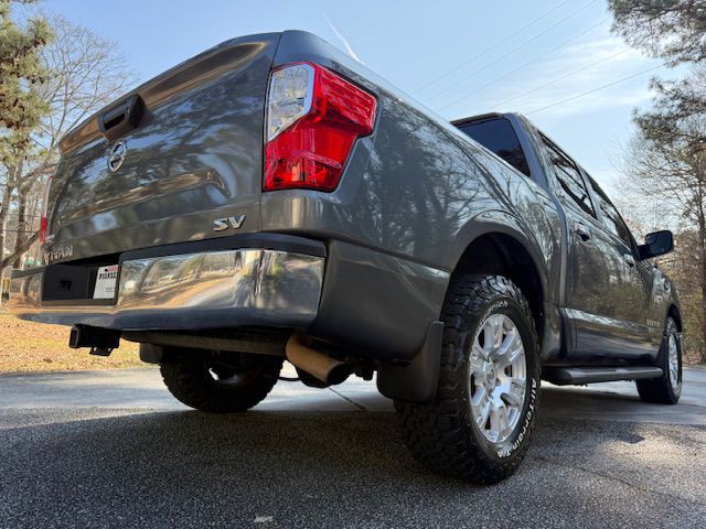 2017 Nissan Titan Image 22