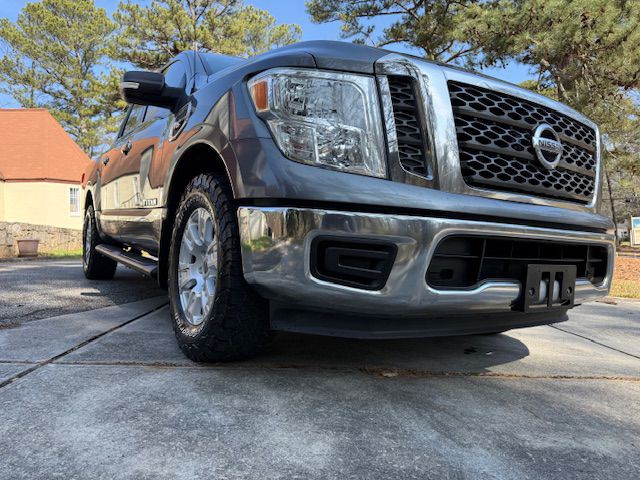 2017 Nissan Titan Image 26