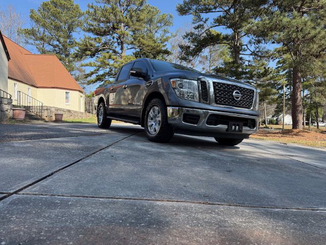 2017 Nissan Titan Image 27