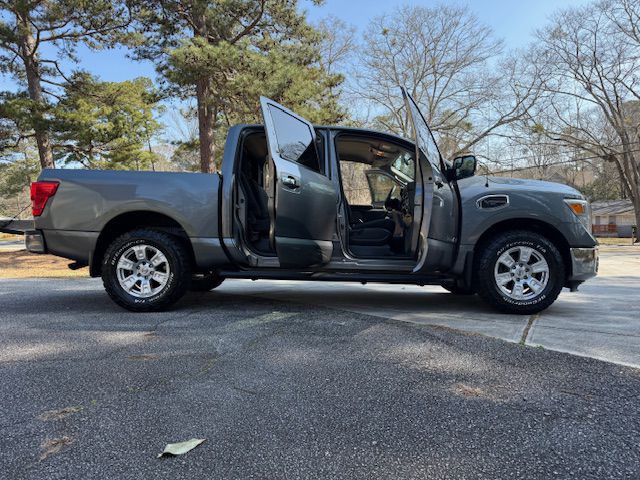 2017 Nissan Titan Image 35