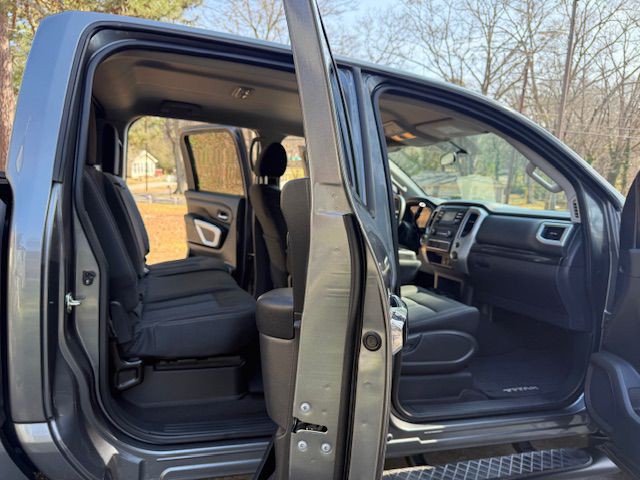 2017 Nissan Titan Image 36