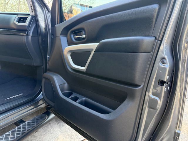 2017 Nissan Titan Image 37