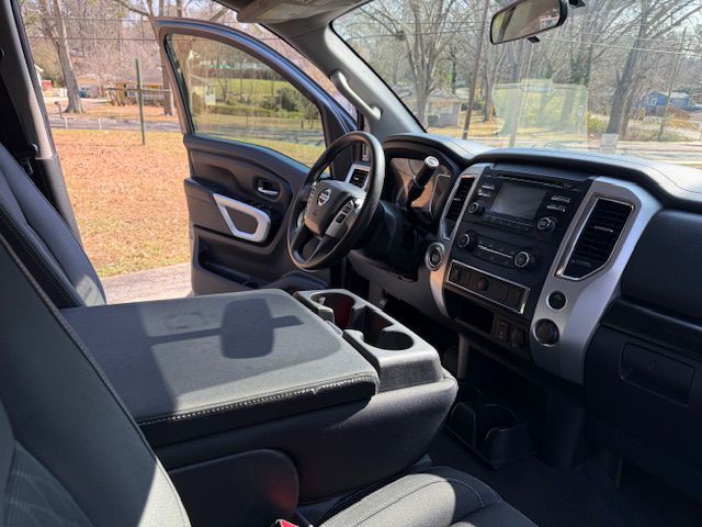 2017 Nissan Titan Image 38