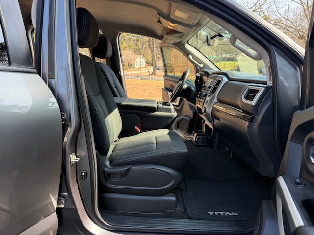 2017 Nissan Titan Image 39