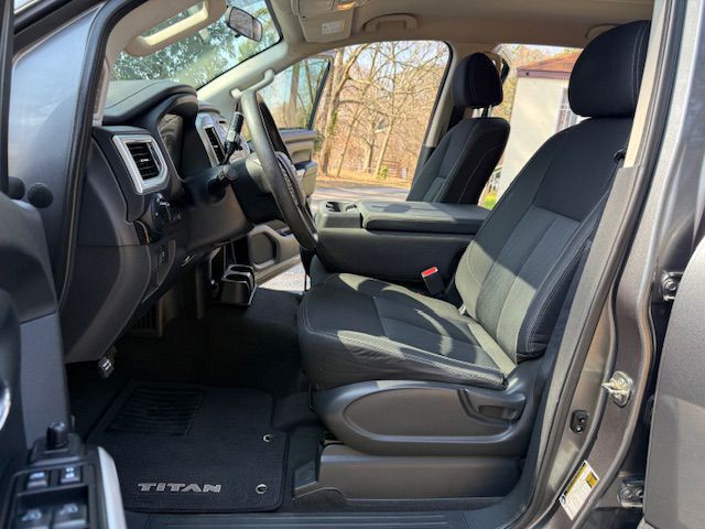 2017 Nissan Titan Image 47