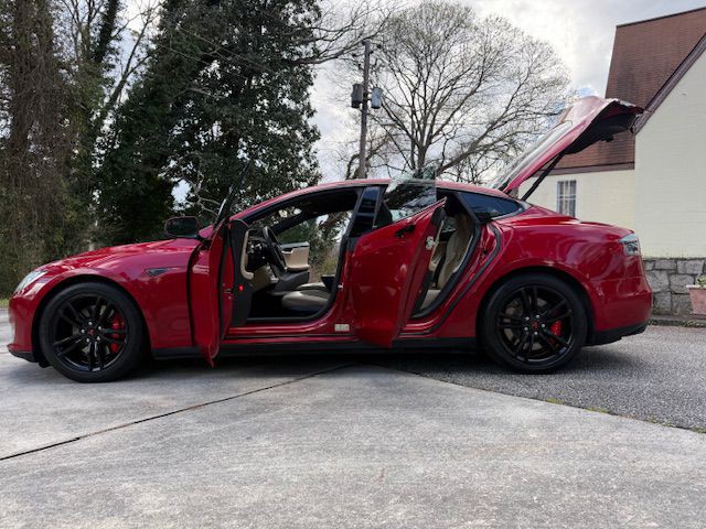 2015 Tesla Model S Image 2