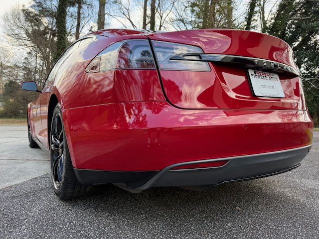 2015 Tesla Model S Image 18
