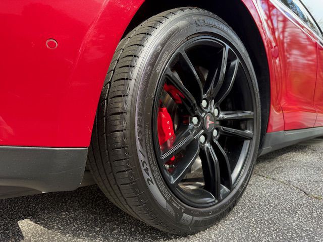 2015 Tesla Model S Image 28