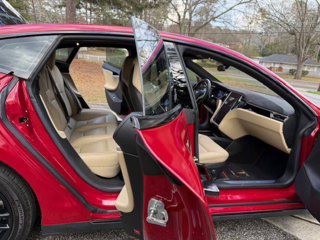 2015 Tesla Model S Image 32