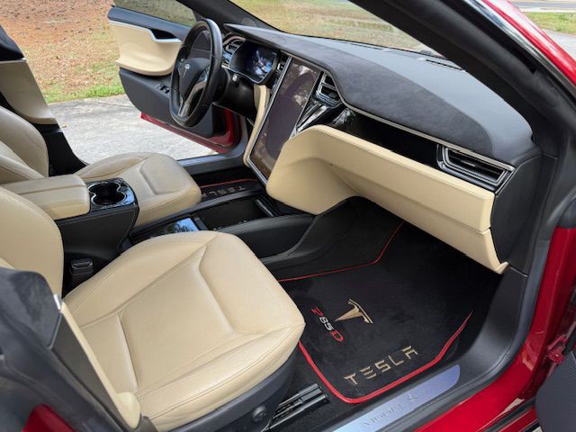 2015 Tesla Model S Image 35