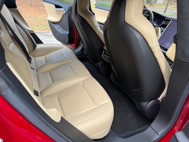2015 Tesla Model S Image 36