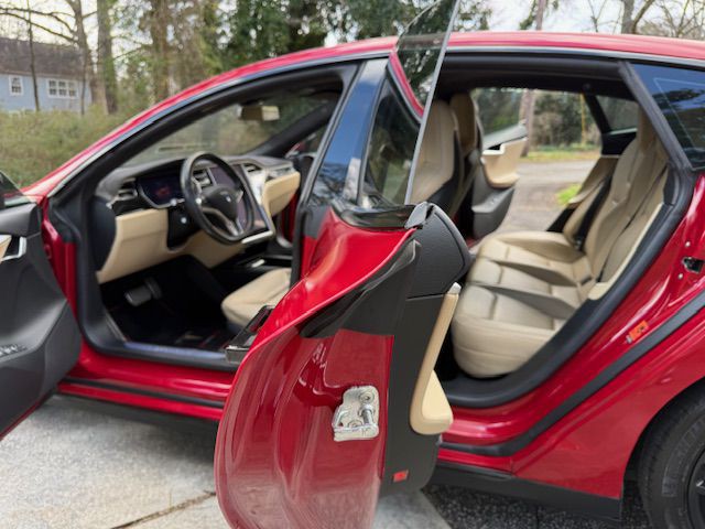 2015 Tesla Model S Image 40